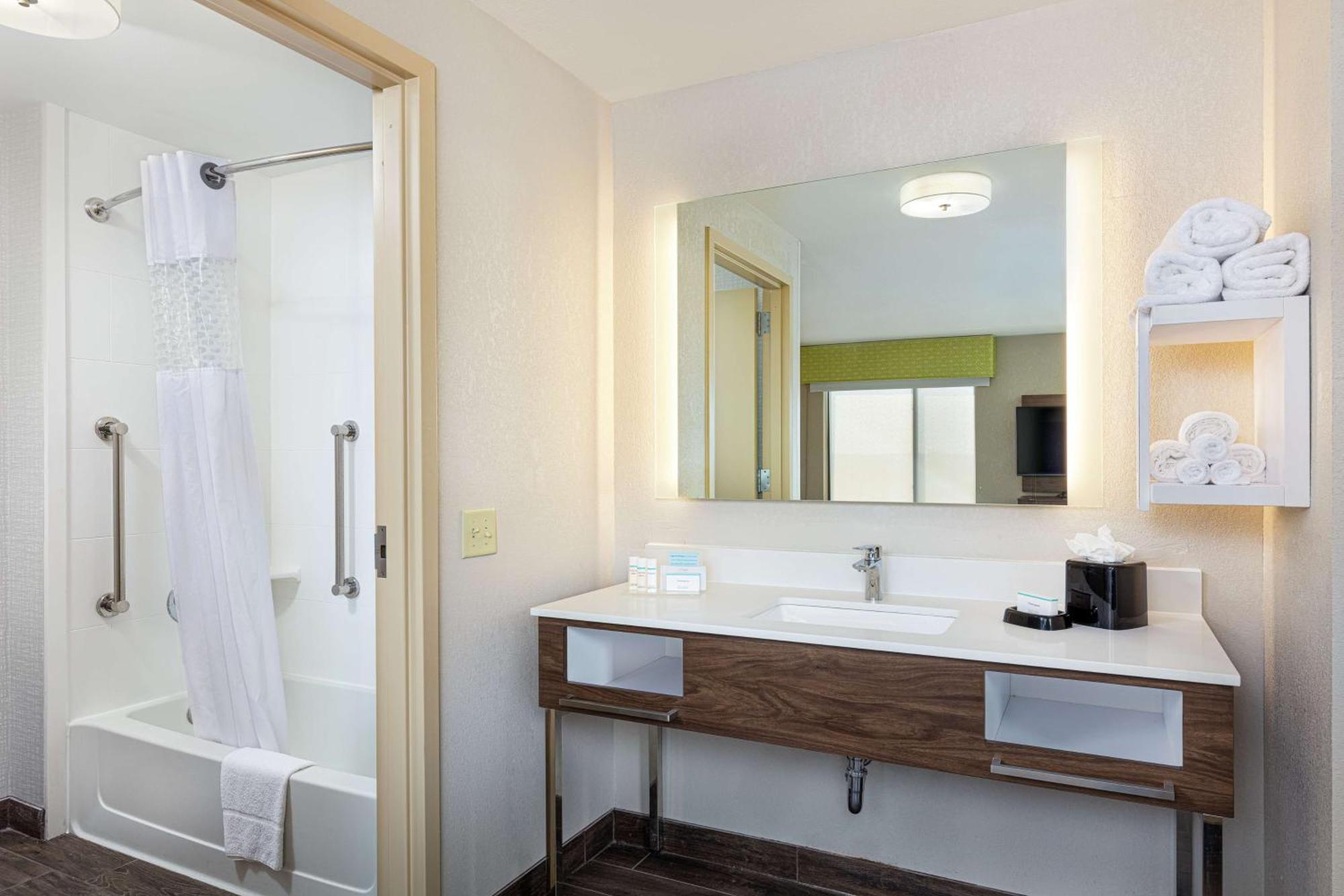 Newly Renovated Hampton Inn Omaha West Lakeside Экстерьер фото