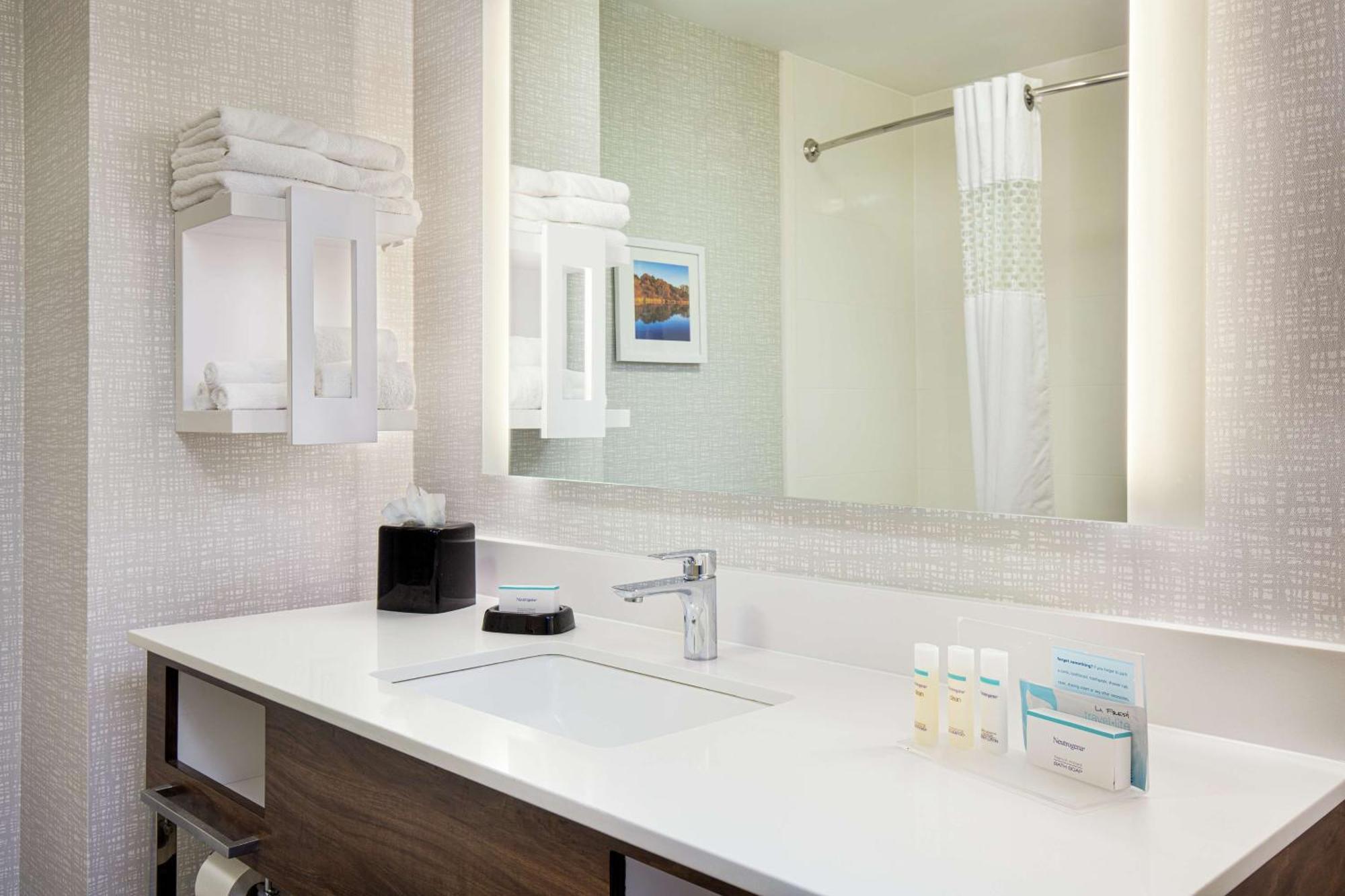 Newly Renovated Hampton Inn Omaha West Lakeside Экстерьер фото