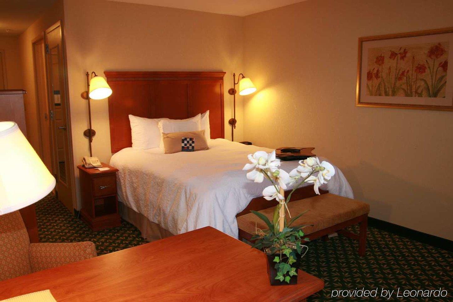 Newly Renovated Hampton Inn Omaha West Lakeside Номер фото