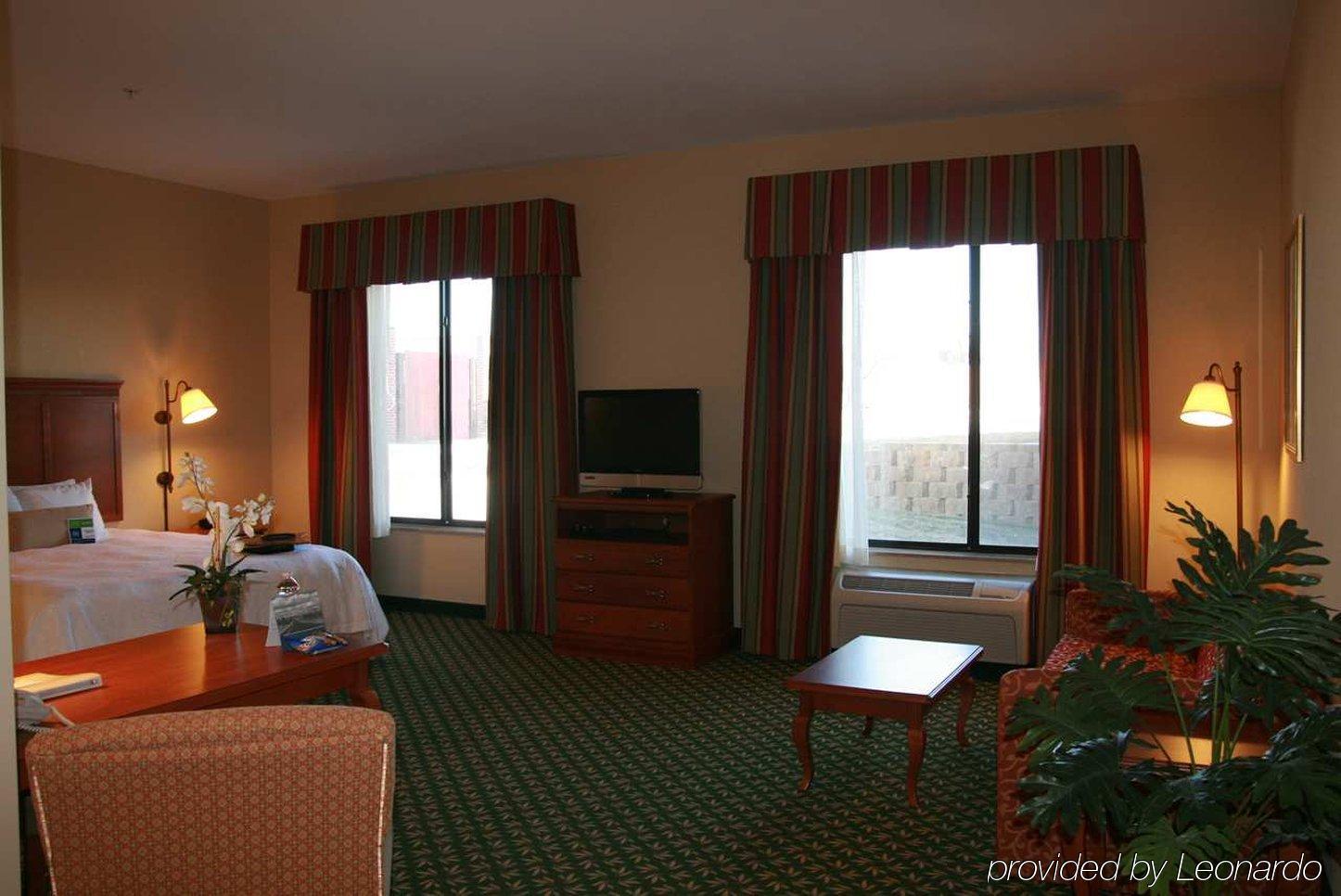 Newly Renovated Hampton Inn Omaha West Lakeside Номер фото