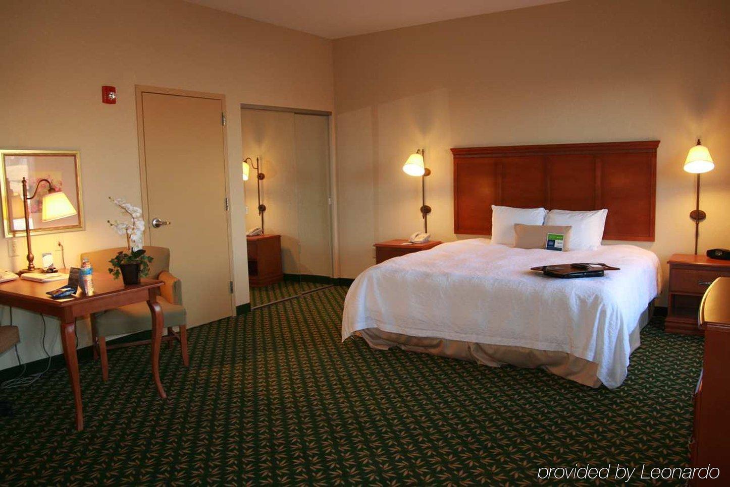 Newly Renovated Hampton Inn Omaha West Lakeside Номер фото